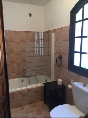 une salle de bain avec une baignoire, des toilettes et un lavabo dans l'établissement Villa La Louvière La Croix Valmer Golfe de Saint Tropez, à La Croix-Valmer