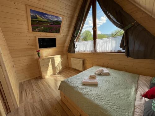 ザコパネにあるGóralska Krainaのベッドルーム1室(ベッド1台、タオル2枚付)