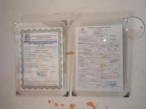 une enveloppe ouverte contenant un document dans l'établissement HOSTAL EL CARIBE, à Ayacucho