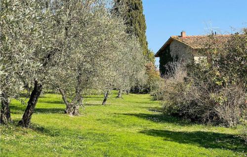 Beautiful apartment in Castelnuovo with Jacuzzi, WiFi and 3 Bedrooms