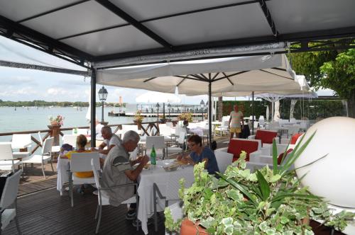 Restoran või mõni muu söögikoht majutusasutuses Hotel Villa Laguna