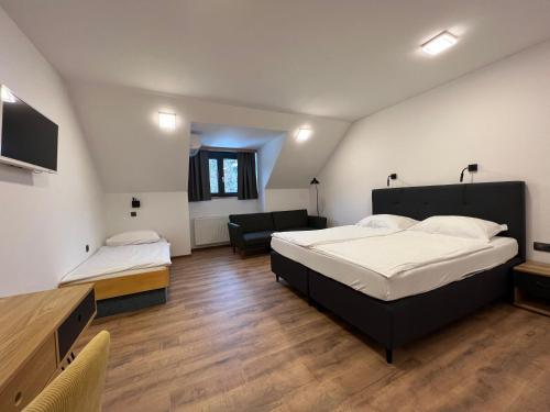 Ένα ή περισσότερα κρεβάτια σε δωμάτιο στο Kozjanski dvor
