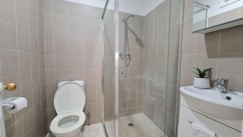 uma casa de banho com um chuveiro, um WC e um lavatório. em Nice room close to Melb Airport em Melbourne
