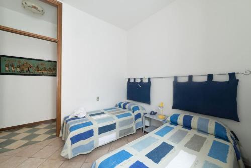 ein Schlafzimmer mit 2 Betten und einem karierten Boden in der Unterkunft Interno66 in Brescia
