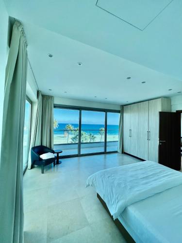 una camera da letto con un letto e vista sull'oceano di Aphrodite Plaza a Larnaka
