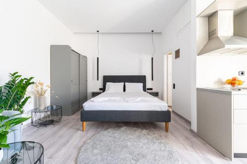 Säng eller sängar i ett rum på Elegant Fully Equipped Apartment near City Centre