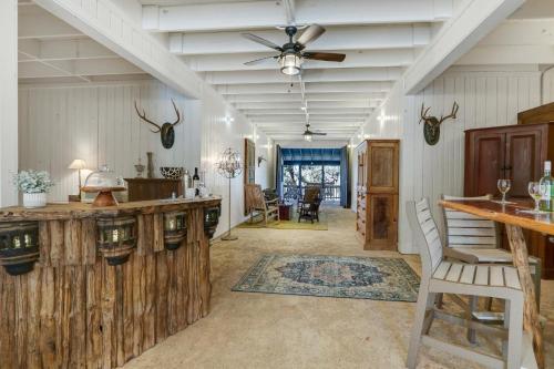 Φωτογραφία από το άλμπουμ του River Lodge- Frio Suite σε Wimberley