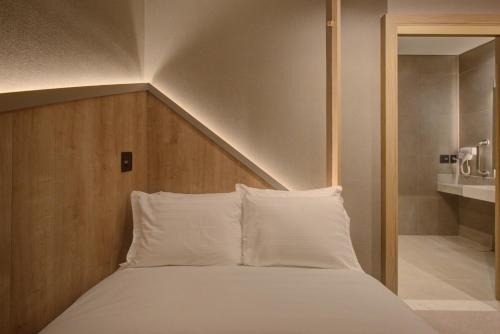 Uma cama ou camas num quarto em Fast Sleep Suites by Slaviero Hoteis - Hotel dentro do Aeroporto de Guarulhos - Terminal 2 - desembarque oeste