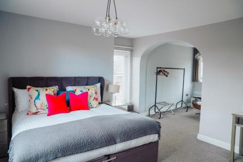 sypialnia z dużym łóżkiem z kolorowymi poduszkami w obiekcie The Fox Inn w mieście Stourbridge