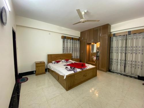 sypialnia z łóżkiem i wentylatorem sufitowym w obiekcie 3 beds flat in Chittagong w mieście Ćottogram