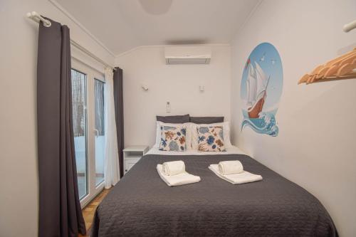 מיטה או מיטות בחדר ב-Central Family Apartment - 60 m from the beach