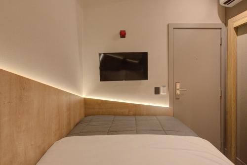 Uma cama ou camas num quarto em Fast Sleep Suites by Slaviero Hoteis - Hotel dentro do Aeroporto de Guarulhos - Terminal 2 - desembarque oeste