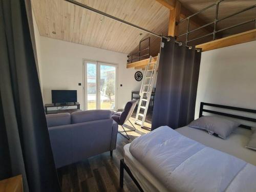 une chambre avec un lit, un canapé et un bureau dans l'établissement Studio de 35 m2, à Parentis-en-Born