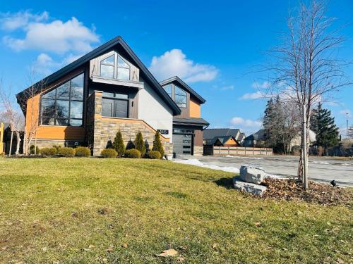 Contemporary Stay Near Horseshoe Fall