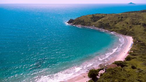 an aerial view of the ocean and a beach at Greco Hotel in Búzios