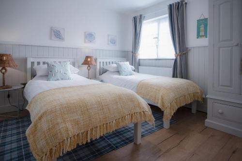 Giường trong phòng chung tại The Old Spa - 2 Bedroom Cottage - Pleasant Valley