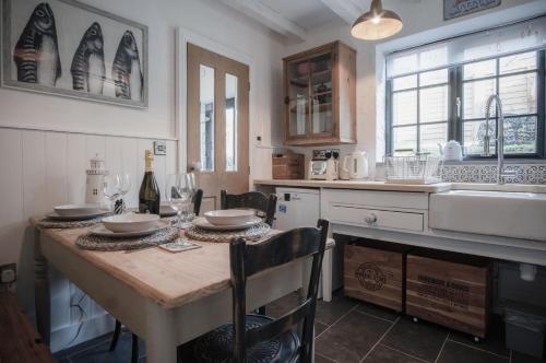 Nhà bếp/bếp nhỏ tại The Old Spa - 2 Bedroom Cottage - Pleasant Valley