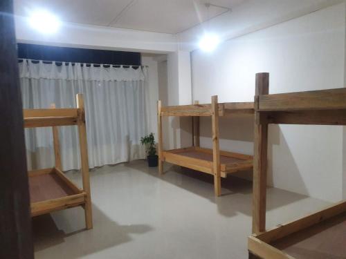 Postel nebo postele na pokoji v ubytování Mechüki Backpacker Hostel by trulynaga