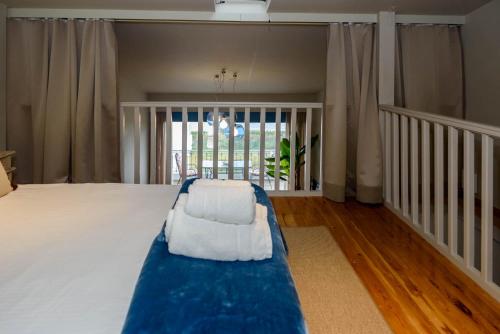 um quarto com uma cama com um colchão azul e branco em "SteliosDimitra" House with view in sea of Kantia em Candia
