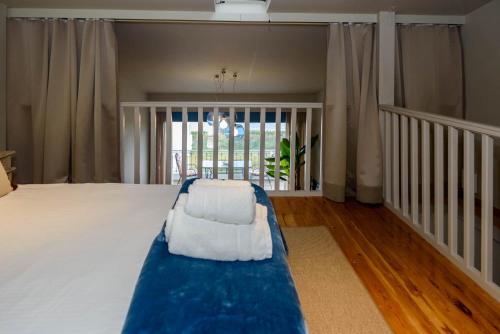 una camera con letto con materasso blu e bianco di "SteliosDimitra" House with view in sea of Kantia a Candia