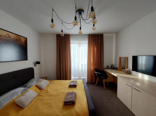Habitación de hotel con cama, mesa y TV en VIGEO lounge b&b coffee en Bojnice