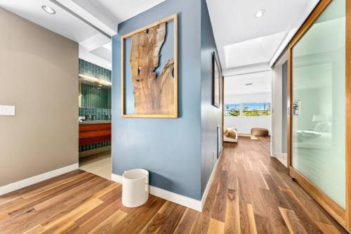 - un couloir avec un mur bleu et du parquet dans l'établissement Cheerful 4Bedrooms 2.5Bath Villa Venice Beach CA, à Los Angeles
