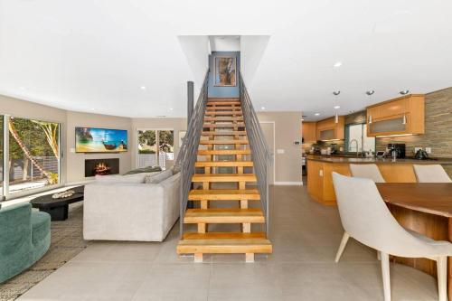 Un escalier mène au salon et à la cuisine. dans l'établissement Cheerful 4Bedrooms 2.5Bath Villa Venice Beach CA, à Los Angeles