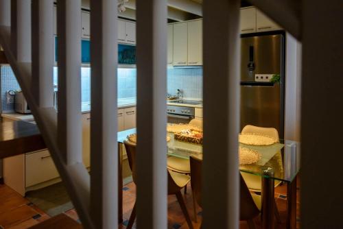 uma pequena cozinha com mesa e bancada em "SteliosDimitra" House with view in sea of Kantia em Candia
