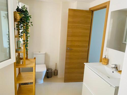 een badkamer met een toilet en een wastafel bij Apartamento Torreblanca del sol in Fuengirola