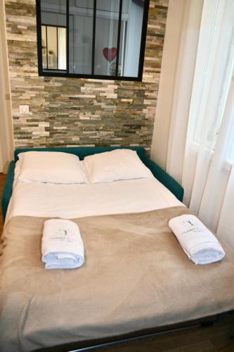 un lit avec deux serviettes dessus dans l'établissement Premium Apartment, à Nice