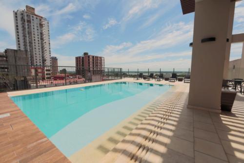 ein großer Pool auf dem Dach eines Gebäudes in der Unterkunft Crowne Plaza Asunción, an IHG Hotel in Asunción