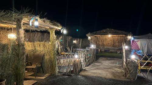 مخيم يمك دروبي في العلا: اطلالة ليلية على خيمة بها انارة