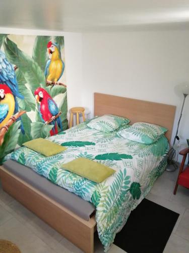 - une chambre avec un lit avec deux oiseaux dans l'établissement Studio Les oiseaux, à Saint-Georges-sur-Baulche