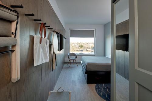 Ένα ή περισσότερα κρεβάτια σε δωμάτιο στο MOXY Denver Cherry Creek