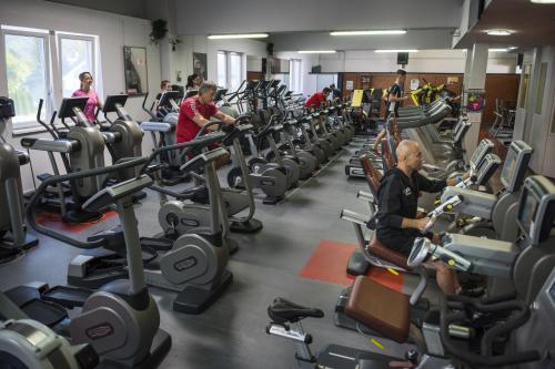 a group of people exercising in a gym at Einzimmer-Apartment 25 m2 Gartenzinken im Zentrum von Bad Ischl in Bad Ischl