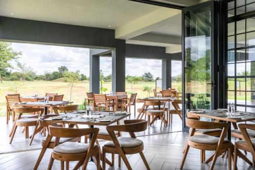 Restaurace v ubytování Ciêla, Lusaka, a Tribute Portfolio Resort and Spa