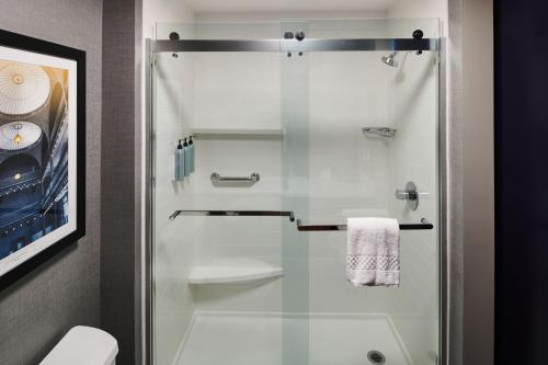 伯克利Residence Inn By Marriott Berkeley的带淋浴、水槽和卫生间的浴室
