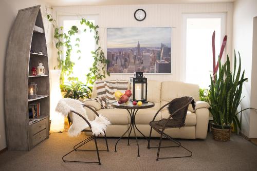 - un salon avec un canapé et une table dans l'établissement Drusva Apartamentai, à Druskininkai