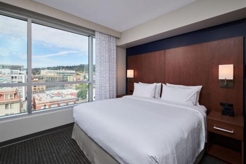 伯克利Residence Inn By Marriott Berkeley的一间带大床和大窗户的卧室