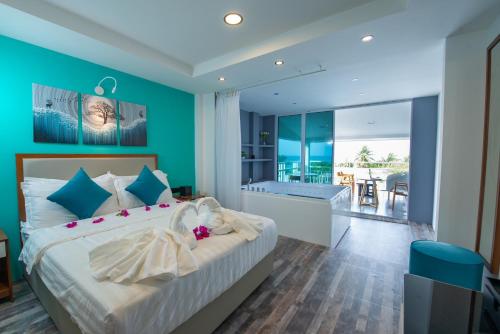 Schlafzimmer mit einem großen Bett und Meerblick in der Unterkunft FUNPLACE BEACH in Himmafushi