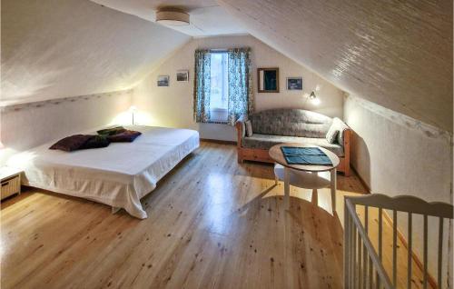 een slaapkamer met een bed, een bank en een tafel bij Beautiful Home In Vena With Wifi in Vena