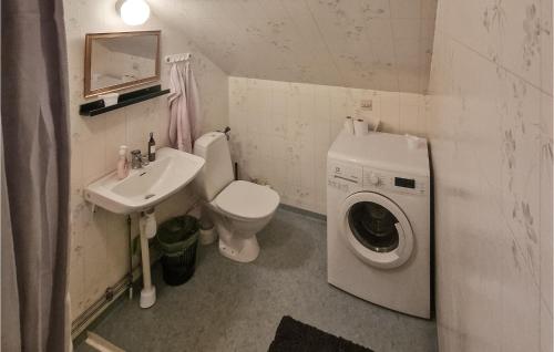 y baño con lavadora y lavamanos. en Beautiful Home In Vena With Wifi, en Vena