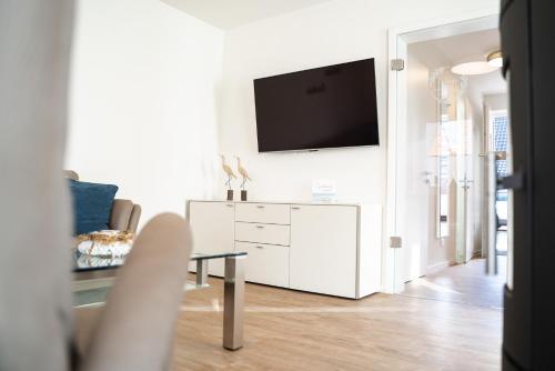 TV a/nebo společenská místnost v ubytování Urlaub an der Nordsee - NEU - Ferienhaus Deichliebe