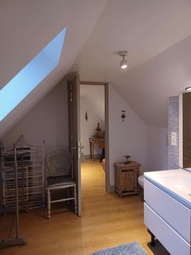 une chambre avec un escalier et une chambre avec un escalier. dans l'établissement Petite maison bretonne pour 4 personnes, à Plounérin
