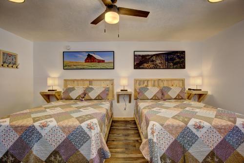 1 Schlafzimmer mit 2 Betten und einem Deckenventilator in der Unterkunft Alpine Lodge Hotel in Cascade