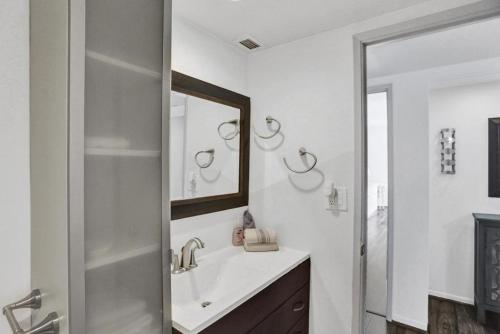 een badkamer met een wastafel en een spiegel bij Ocean reserve On the Beach Best Location in Miami Beach