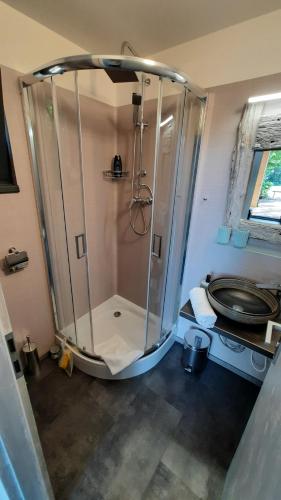 La salle de bains est pourvue d'une douche et d'un lavabo. dans l'établissement Forest Garden Family, 