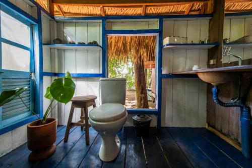 y baño con aseo y lavamanos. en Bangalô Ponta de Areia, na beira da praia, en Alter do Chao