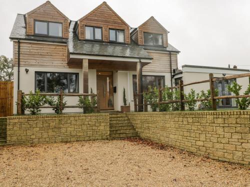 a house with a brick retaining wall at Little Foxes in Calne