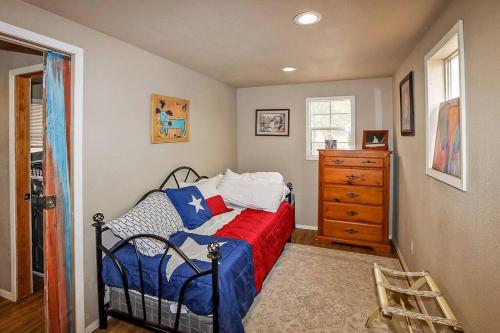 Palo Duro Canyon Texas - Cowboy Cabin في كانيون: غرفة نوم مع سرير وخزانة